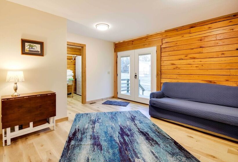 Tranquil Creekside Hideout: Families Welcome!