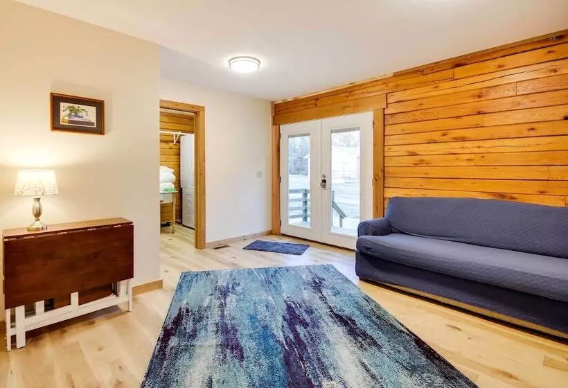 Tranquil Creekside Hideout: Families Welcome!