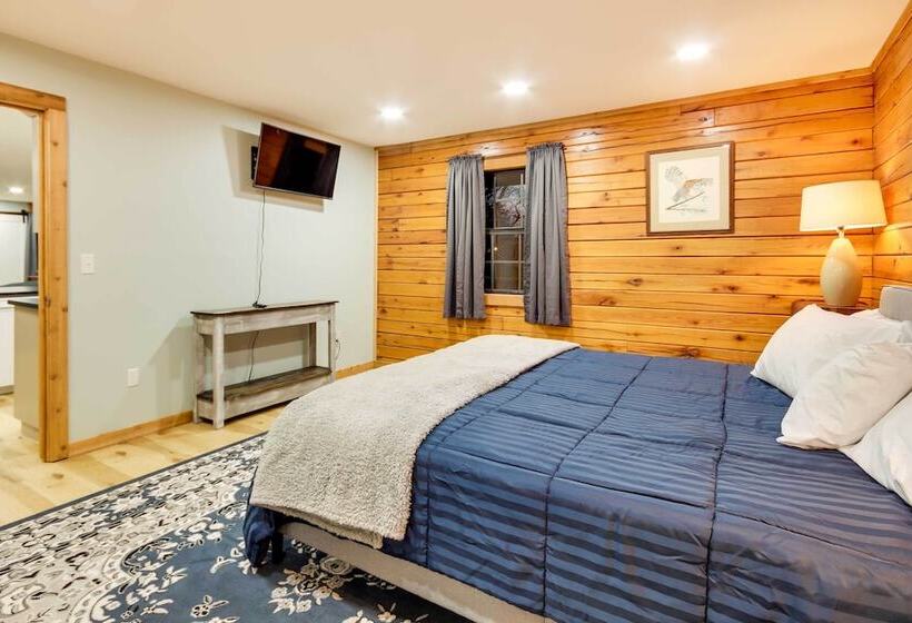 Tranquil Creekside Hideout: Families Welcome!