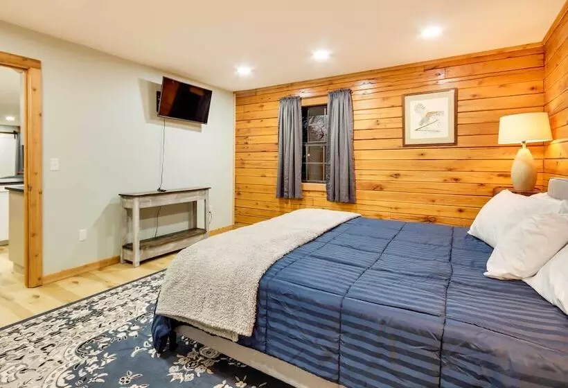 Tranquil Creekside Hideout: Families Welcome!