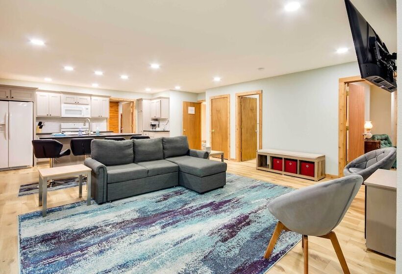 Tranquil Creekside Hideout: Families Welcome!