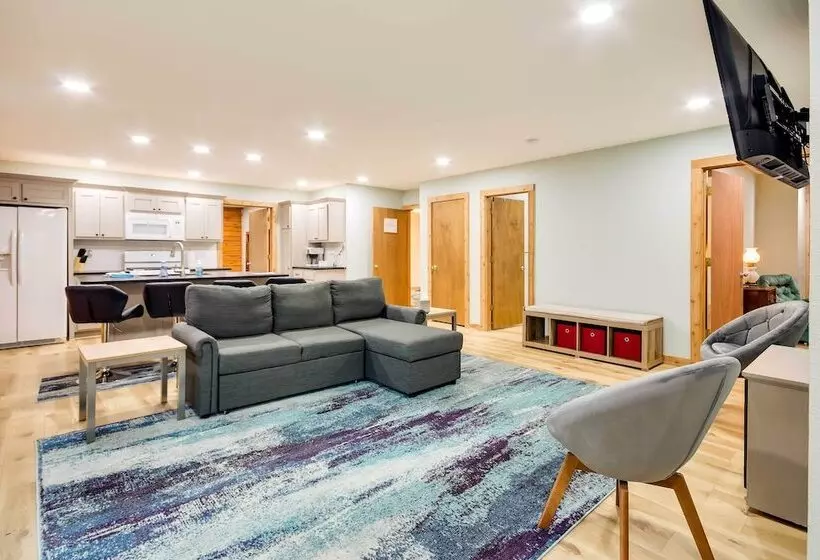 Tranquil Creekside Hideout: Families Welcome!