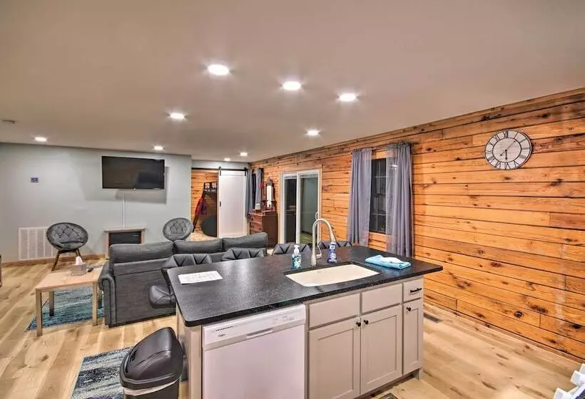 Tranquil Creekside Hideout: Families Welcome!