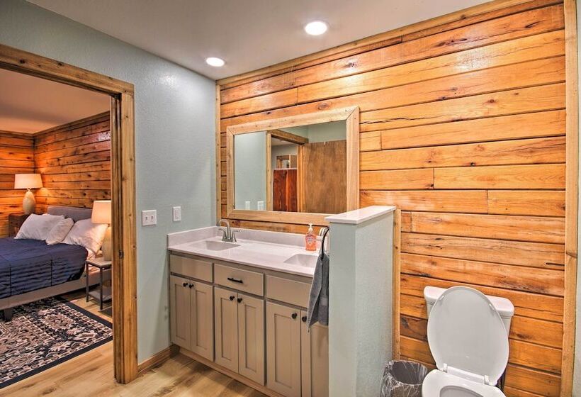 Tranquil Creekside Hideout: Families Welcome!