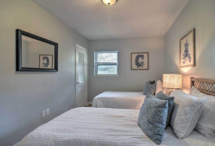 Updated Coastal Home ~ 6 Mi To St Pete Beach