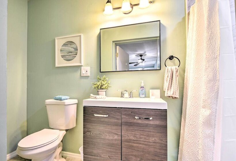 Updated Coastal Home ~ 6 Mi To St Pete Beach