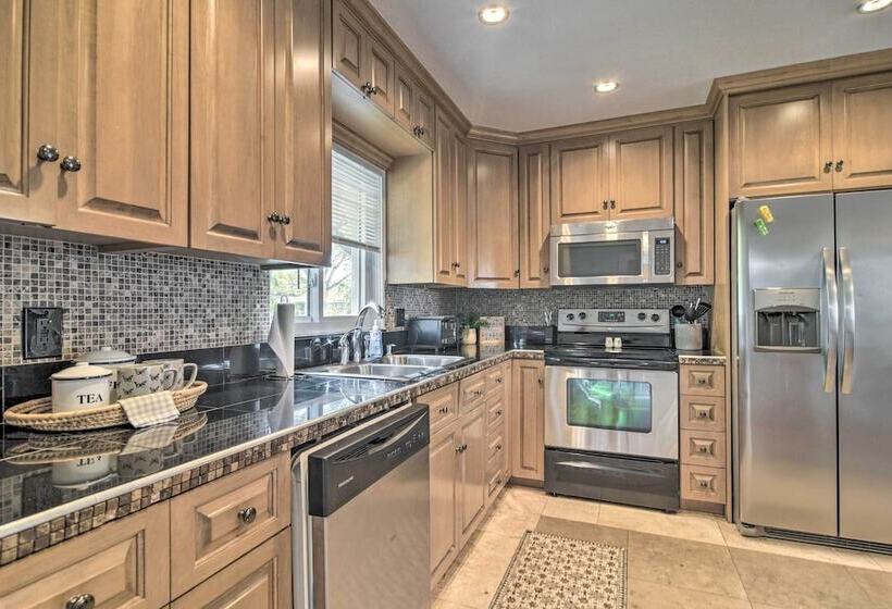 Updated Coastal Home ~ 6 Mi To St Pete Beach