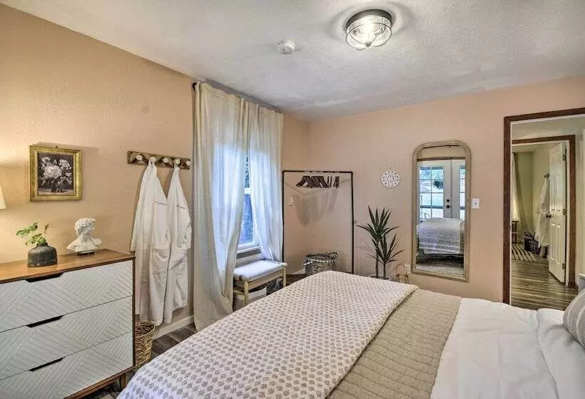 100 Year Old Farmhouse W/ Hot Tub On 5 Acres!