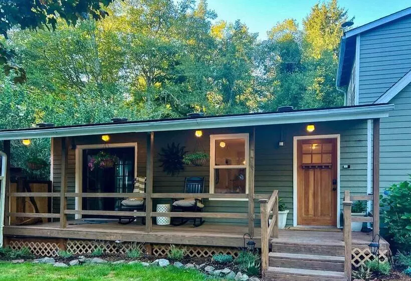 100 Year Old Farmhouse W/ Hot Tub On 5 Acres!