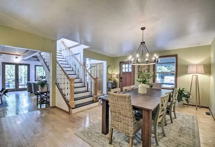 100 Year Old Farmhouse W/ Hot Tub On 5 Acres!