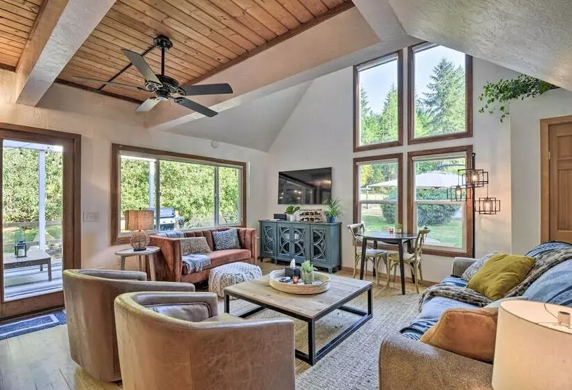 100 Year Old Farmhouse W/ Hot Tub On 5 Acres!