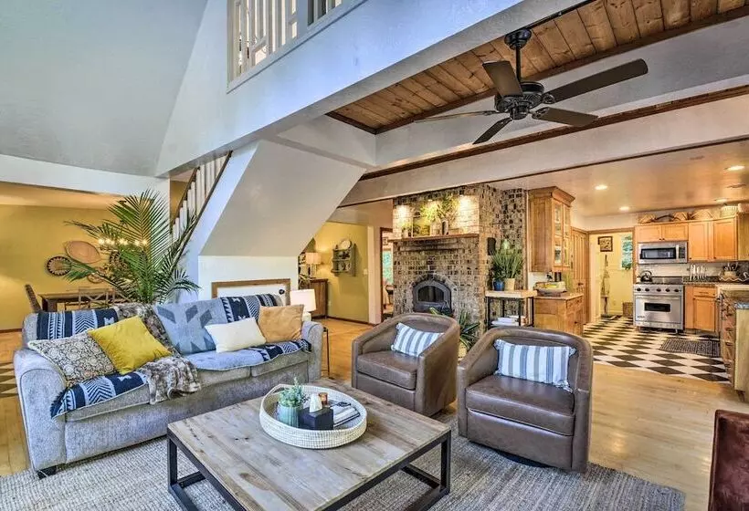 100 Year Old Farmhouse W/ Hot Tub On 5 Acres!