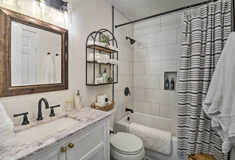 100 Year Old Farmhouse W/ Hot Tub On 5 Acres!