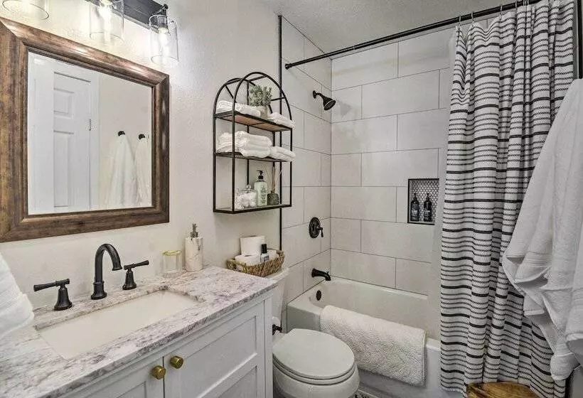 100 Year Old Farmhouse W/ Hot Tub On 5 Acres!