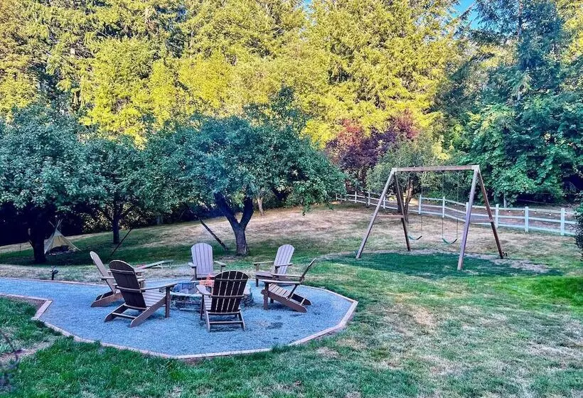 100 Year Old Farmhouse W/ Hot Tub On 5 Acres!