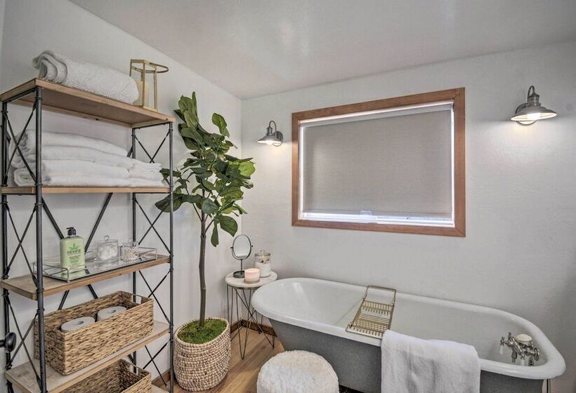 100 Year Old Farmhouse W/ Hot Tub On 5 Acres!