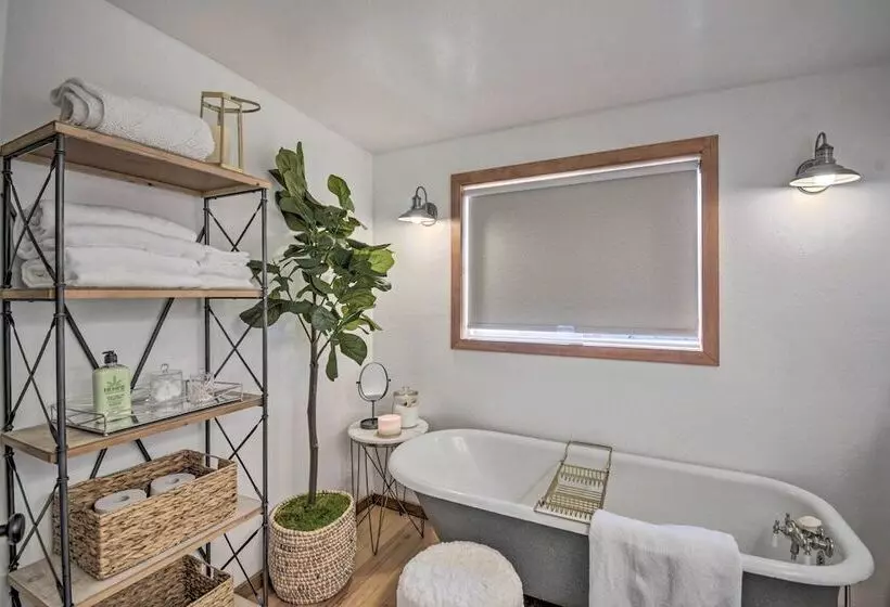 100 Year Old Farmhouse W/ Hot Tub On 5 Acres!