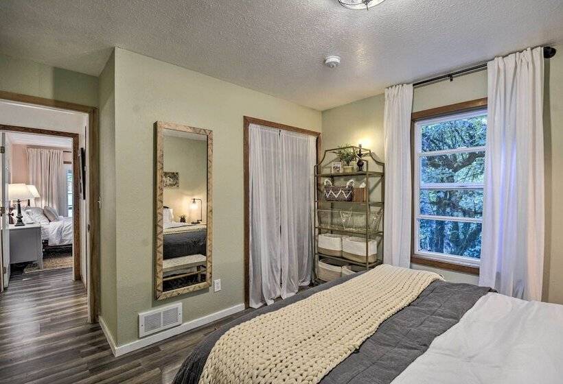 100 Year Old Farmhouse W/ Hot Tub On 5 Acres!