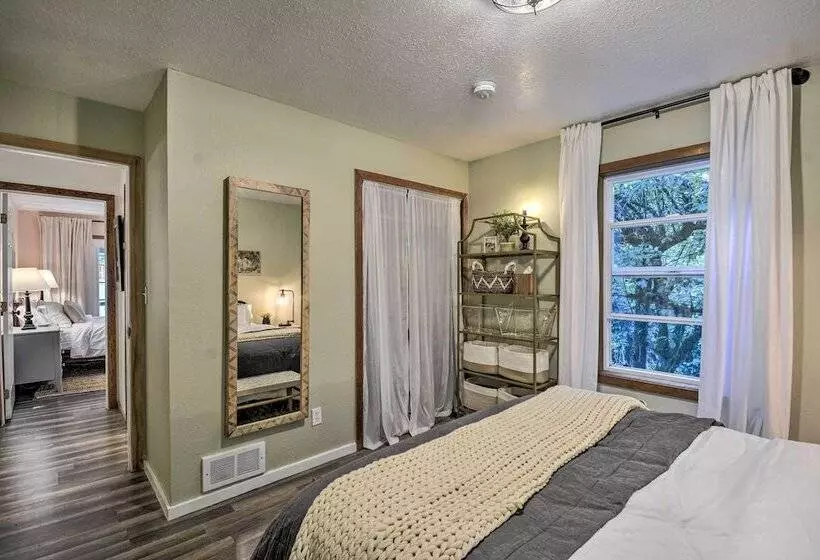 100 Year Old Farmhouse W/ Hot Tub On 5 Acres!