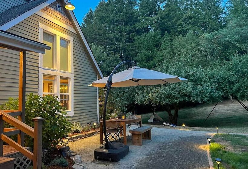 100 Year Old Farmhouse W/ Hot Tub On 5 Acres!