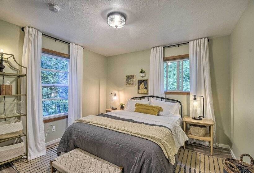 100 Year Old Farmhouse W/ Hot Tub On 5 Acres!