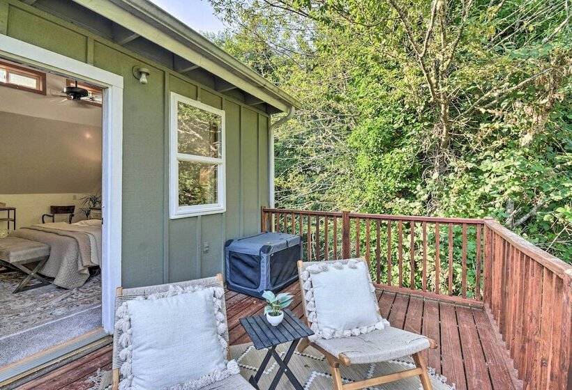 100 Year Old Farmhouse W/ Hot Tub On 5 Acres!