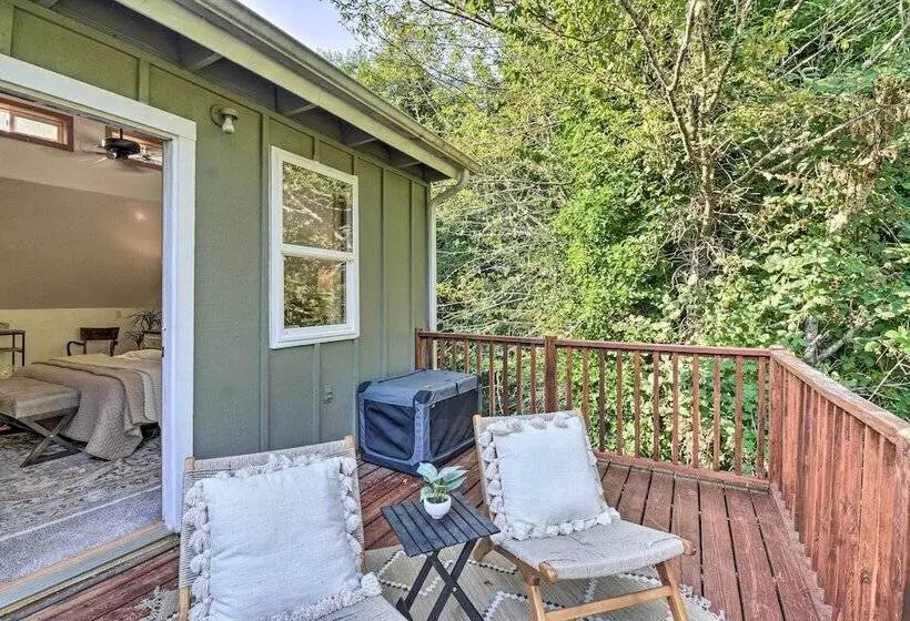 100 Year Old Farmhouse W/ Hot Tub On 5 Acres!