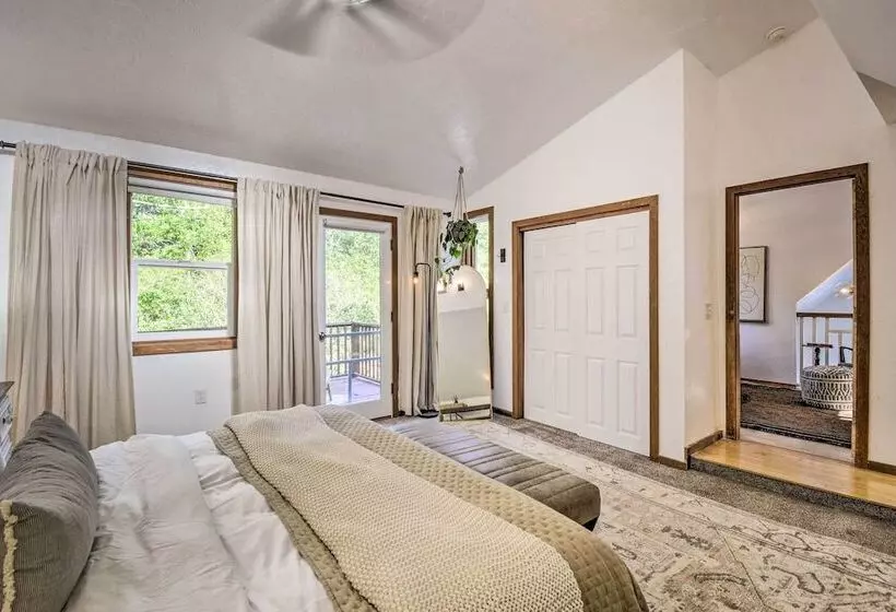 100 Year Old Farmhouse W/ Hot Tub On 5 Acres!