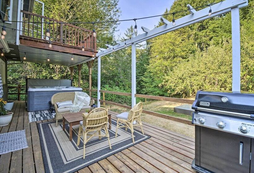 100 Year Old Farmhouse W/ Hot Tub On 5 Acres!