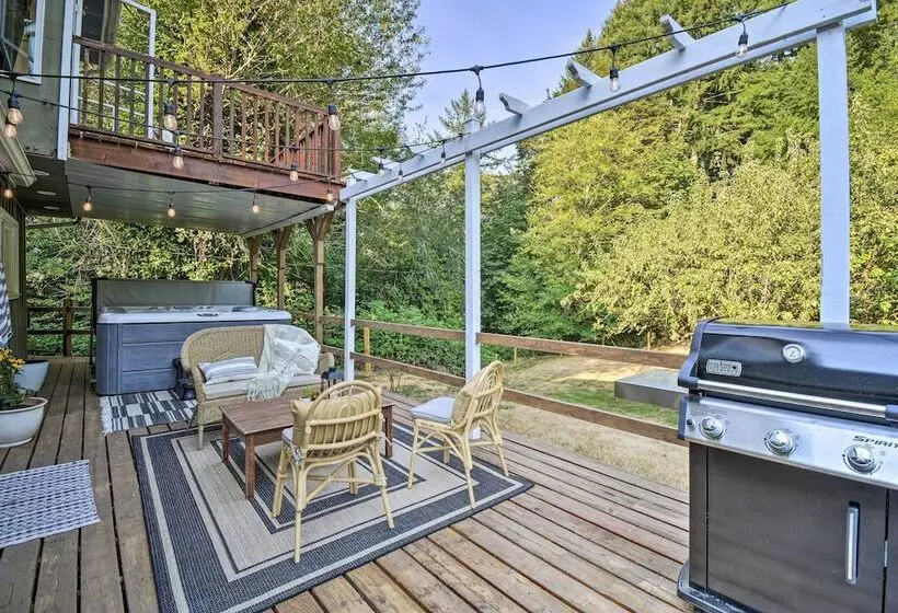 100 Year Old Farmhouse W/ Hot Tub On 5 Acres!