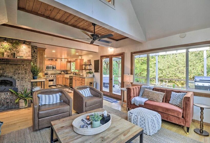 100 Year Old Farmhouse W/ Hot Tub On 5 Acres!