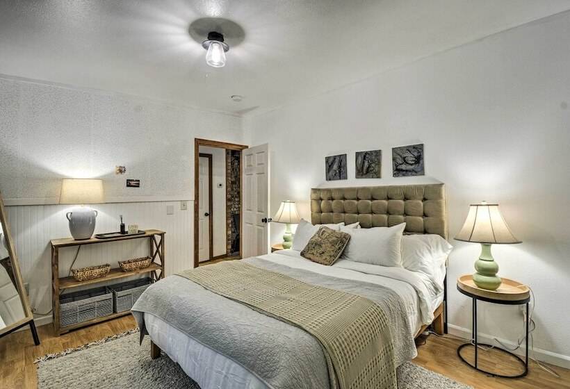 100 Year Old Farmhouse W/ Hot Tub On 5 Acres!