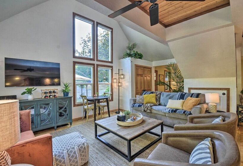 100 Year Old Farmhouse W/ Hot Tub On 5 Acres!