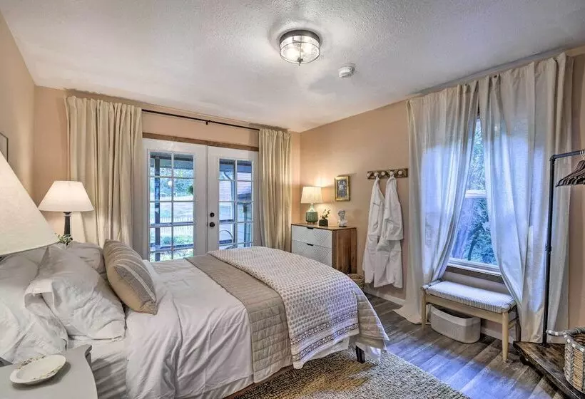 100 Year Old Farmhouse W/ Hot Tub On 5 Acres!