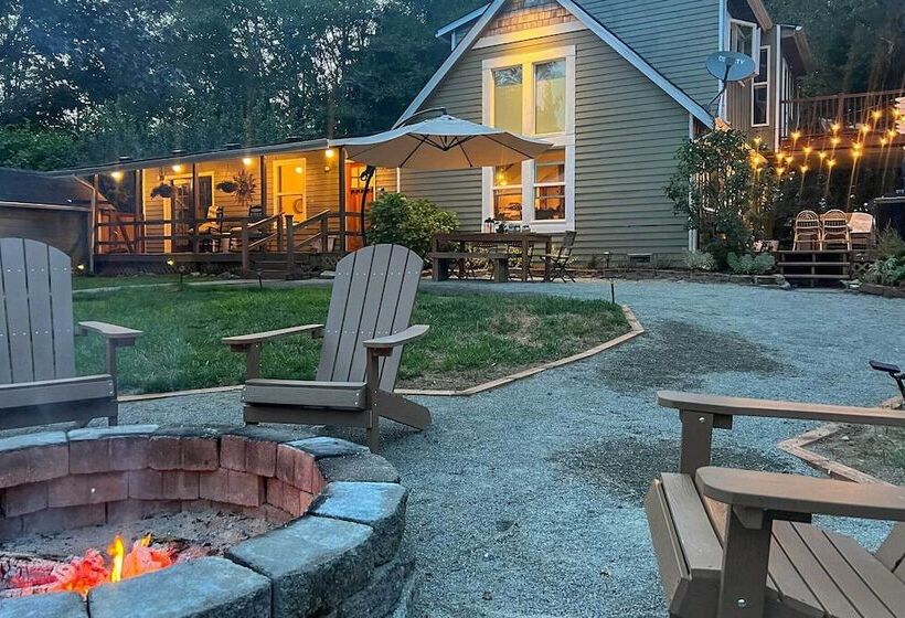 100 Year Old Farmhouse W/ Hot Tub On 5 Acres!