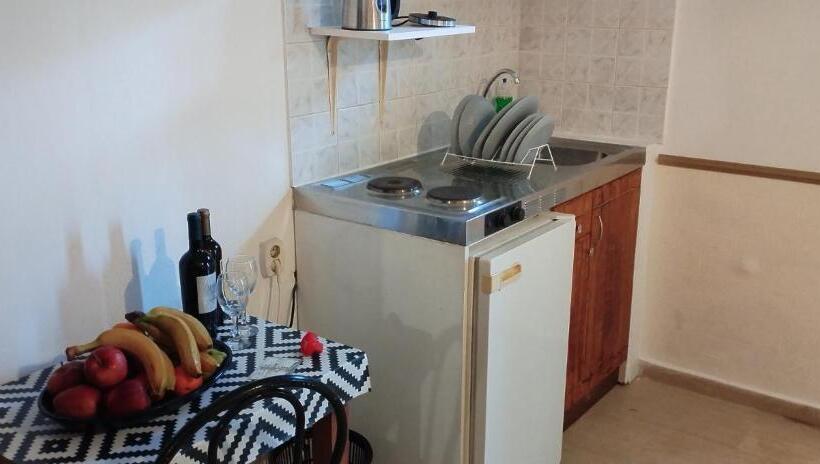 הוסטל Eleni Apartments Sant George Beach