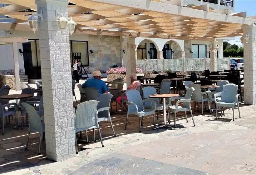 Retkeilymaja Eleni Apartments Sant George Beach