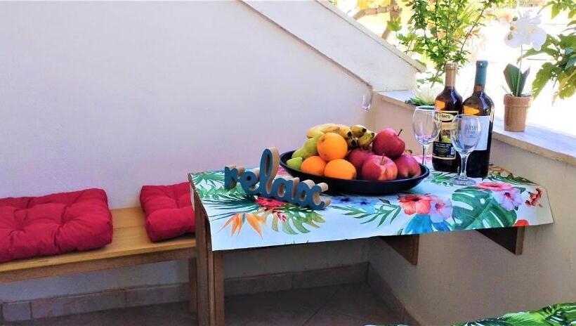 הוסטל Eleni Apartments Sant George Beach