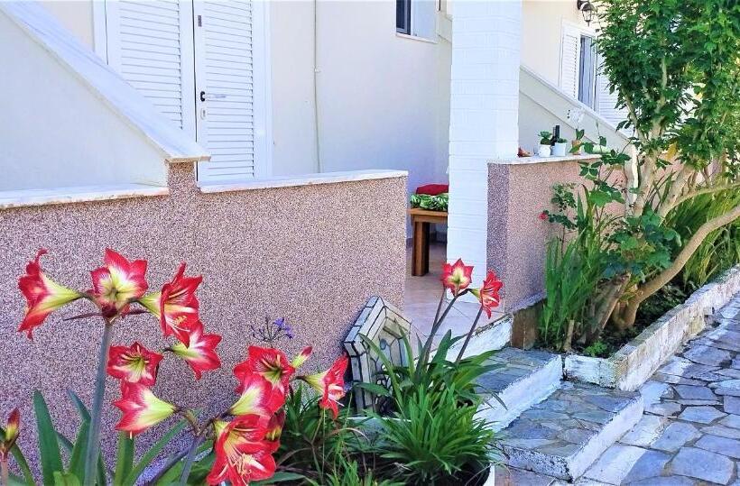 הוסטל Eleni Apartments Sant George Beach