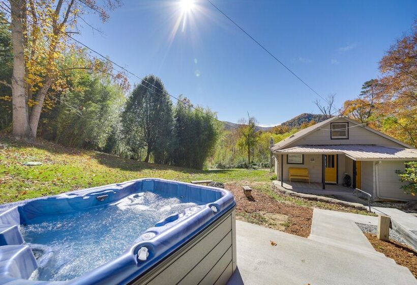 Bright Farmhouse W/ Hot Tub & Mountain View!