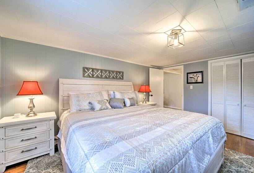 Bright Farmhouse W/ Hot Tub & Mountain View!