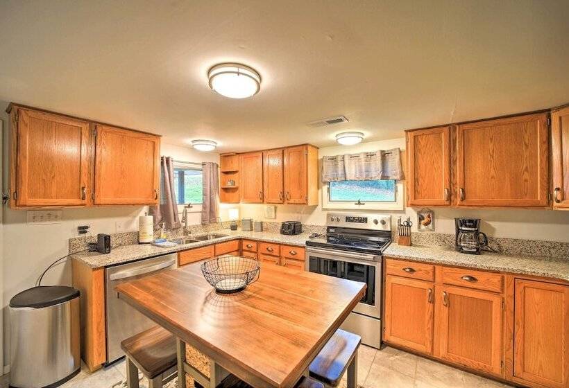 Bright Farmhouse W/ Hot Tub & Mountain View!