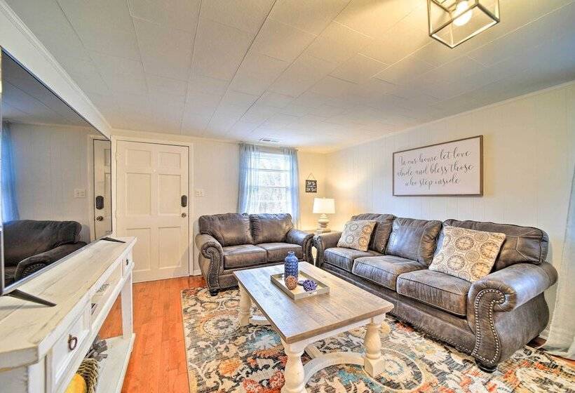 Bright Farmhouse W/ Hot Tub & Mountain View!