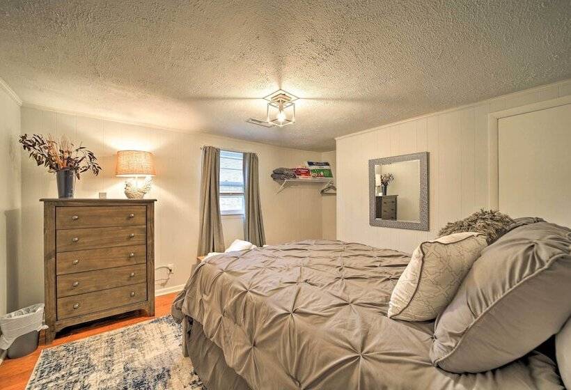 Bright Farmhouse W/ Hot Tub & Mountain View!