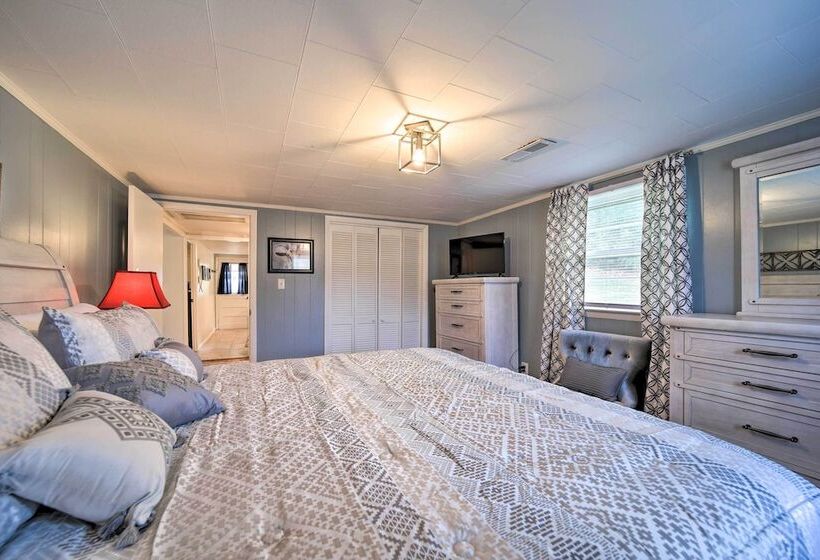 Bright Farmhouse W/ Hot Tub & Mountain View!