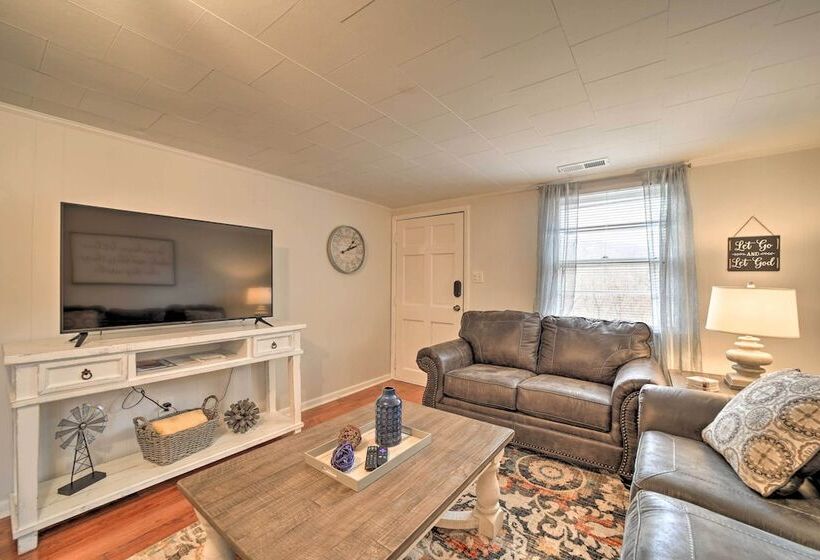 Bright Farmhouse W/ Hot Tub & Mountain View!