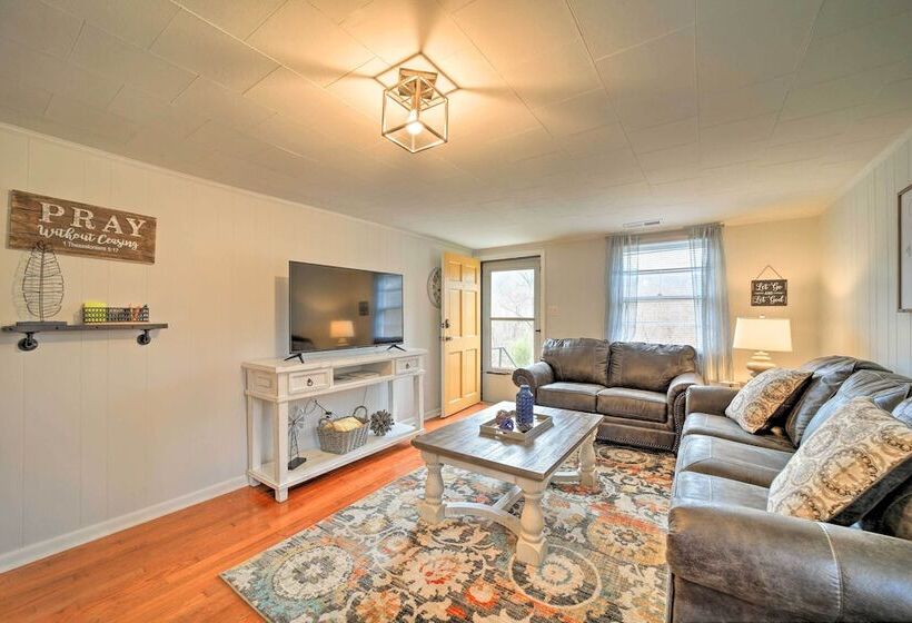 Bright Farmhouse W/ Hot Tub & Mountain View!