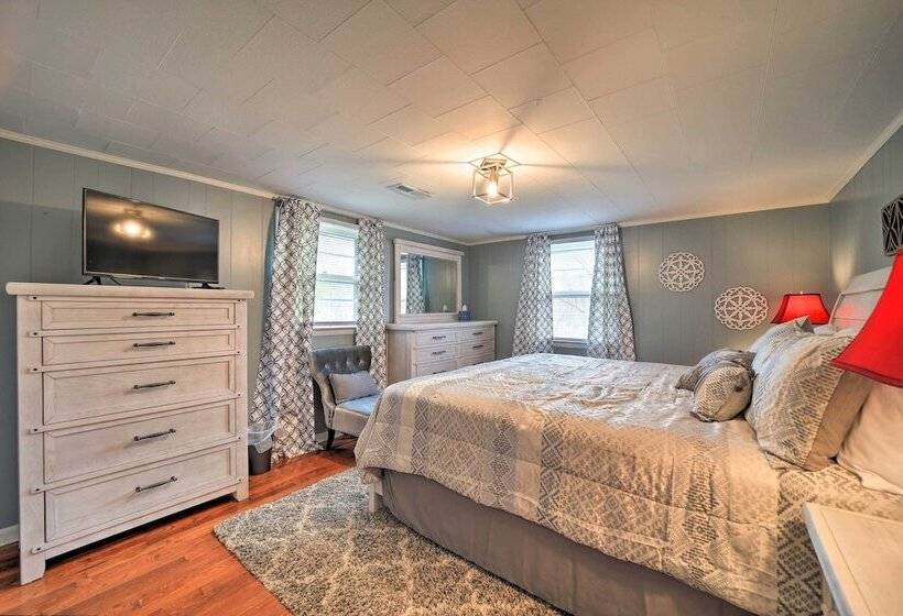 Bright Farmhouse W/ Hot Tub & Mountain View!