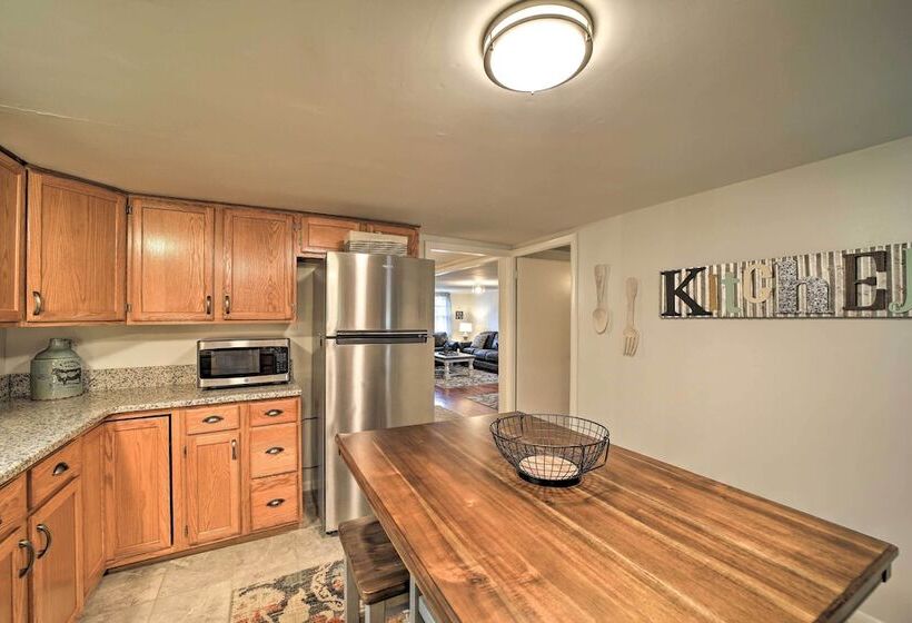 Bright Farmhouse W/ Hot Tub & Mountain View!