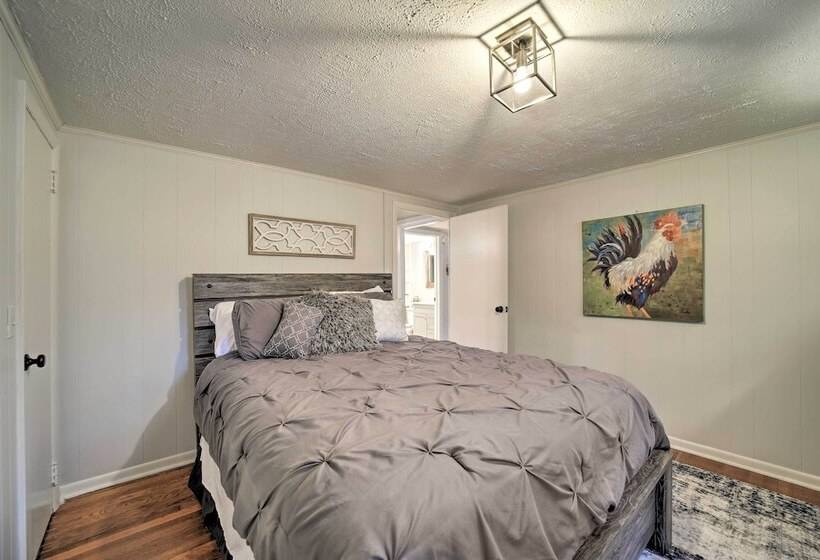 Bright Farmhouse W/ Hot Tub & Mountain View!